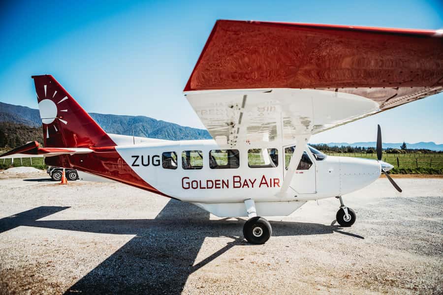 Takaka: Farewell Spit/Abel Tasman Scenic Flight - Wharariki Beach and the famous sea arches