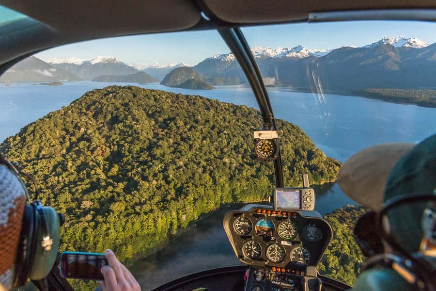 Te Anau: 30-Minute Fiordland National Park Scenic Flight - Hidden lakes and small alpine tarns