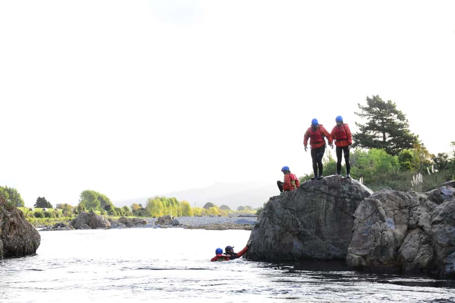 Te Awa Kairangi Grade 2 Scenic Rafting Tour - The 15-minute ride to the river