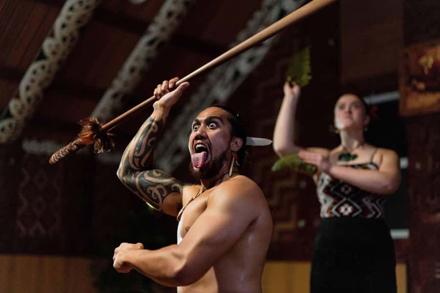 Te Puia: Te Pō Evening Hāngī Buffet and Cultural Experience - Guides who add personality to the night