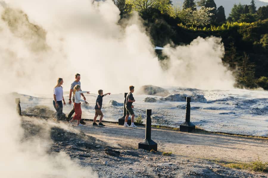 Te Puia: Te Rā Guided Day Tour - Māori culture is taught through working hands