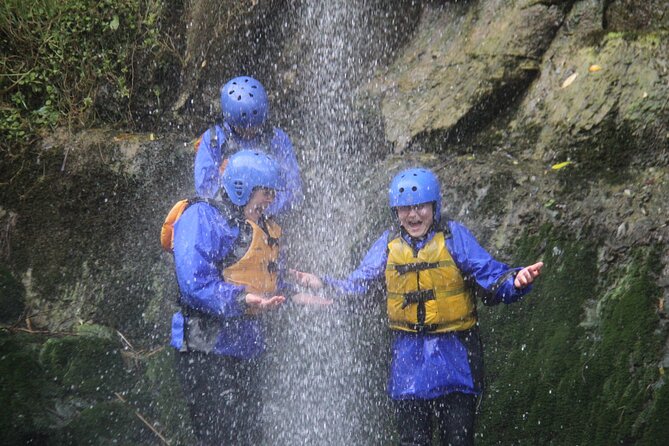 The Awesome Scenic Rafting Adventure - Full Day Rafting on the Rangitikei River - A riverside lunch at the right moment