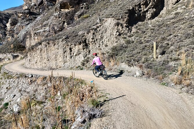 The Ultimate Lake Dunstan Bike Hire And Boat Experience - Riding the 42km trail from Cromwell to Clyde