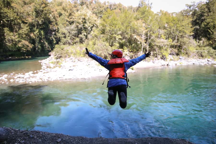 Tongariro River: Grade 3 Whitewater Rafting - The short ride to the river