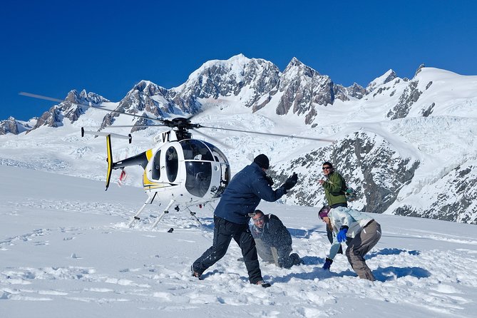 Twin Glacier Franz and Fox, snow landing (allow 30 mins - departing Franz Josef) - The 30-minute flight over Franz Josef and Fox