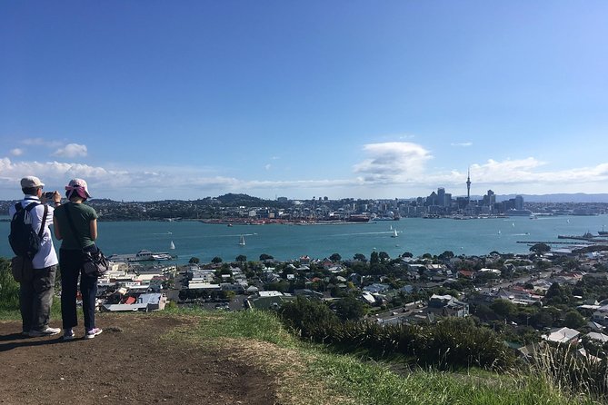 Volcanoes, Coasts, and Secret Spots Afternoon Tour in Auckland - Lake Pupuke and the stories beneath the water