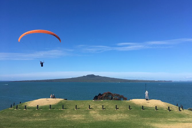 Volcanoes, Coasts, and Secret Spots Afternoon Tour in Auckland - Takapuna’s black rocks and coastal walk