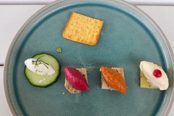 Waiheke Island Gourmet Food and Wine Tour - What the guide adds between tastings