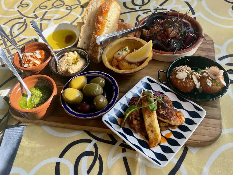 Waiheke Island Gourmet Food and Wine Tour with Platter Lunch - Who should book this experience?