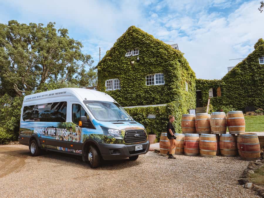 Waiheke Island: Scenic Island Wine Tour & Local Wine Tasting - Guides, group mood, and the social side