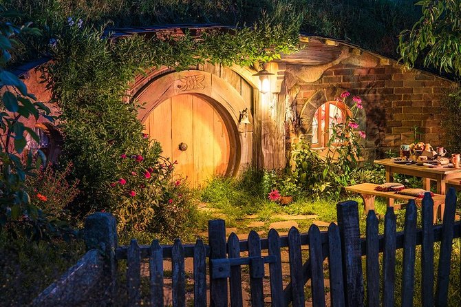 Waitomo Caves & Hobbiton Small Group Tour inc Lunch from Auckland - Lunch in Otorohanga after the cave