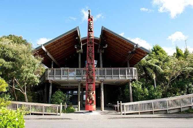 West Coast Discovery Piha Beach Private Tour - Karekare Falls pairs scenery with lunch